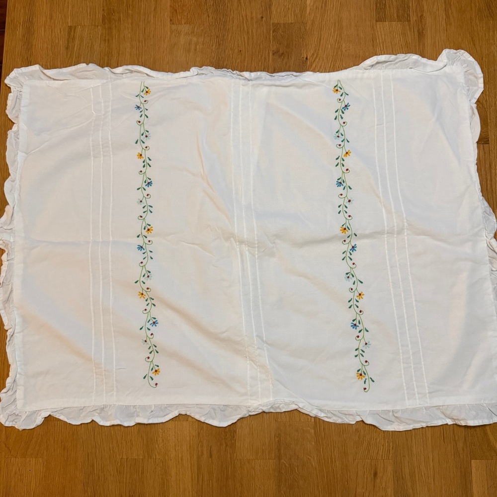 Two White Floral Embroidered Cotton Ruffle Trim Shams Country Farmhouse - Picture 3 of 10